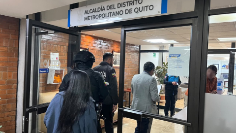 Personal de la Policía y de la Fiscalía durante un allanamiento al Municipio de Quito, el 21 de octubre de 2026.