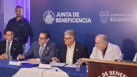 El ministro de Salud Pública, Juan Carlos Aveiga, y el director de la Junta de Beneficencia de Guayaquil, Juan Xavier Cordovez, firman las acta de entrega y recepción de una donación de vacunas contra el VPH, el 21 de octubre de 2026 en Quito.