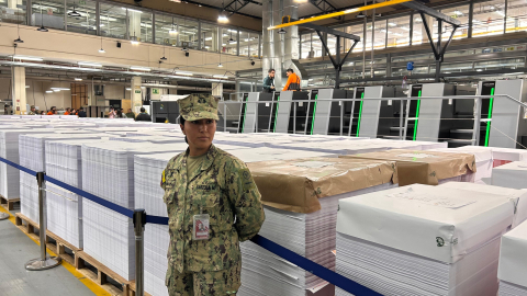 Militares custodian el 19 de octubre de 2026 el material electoral que es elaborado en el Instituto Geográfico Militar (IGM) en Quito.
