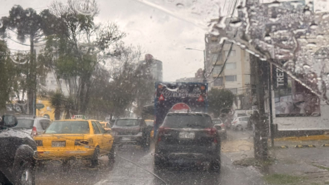 La lluvia que se registra en la avenida Francisco de Orellana en Quito, 21 de octubre de 2026.