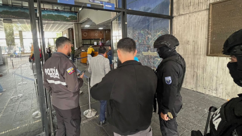 Agentes de la Fiscalía y Policía Nacional durante el allanamiento a oficinas del Municipio de Quito, el 21 de octubre de 2026.