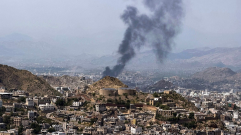 El humo se eleva desde un lugar que fue blanco de ataques durante los combates entre combatientes del gobierno yemení —respaldados por Arabia Saudita— y los hutíes de Yemen —apoyados por Irán— en el frente de Jabal Han, al oeste de la ciudad de Taiz, el 21 de octubre de 2026.