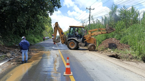 Maquinaria realiza labores de limpieza de un derrumbe en el km.83 de la vía Alóag - Santo Domingo, el 18 de octubre de 2026.