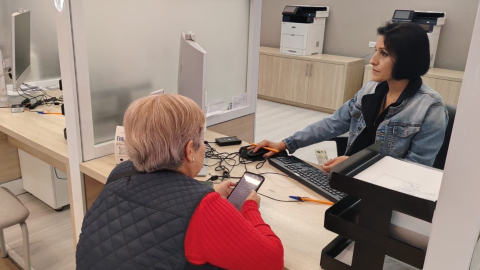 Atención a una ciudadana en el Centro de Atención Universal del edificio matriz del IESS, en el centro de Quito, el 26 de septiembre de 2026. Imagen referencial.
