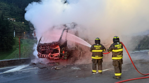 Incendio de bus en el sector de El Trébol, Nueva Tola, Quito, 21 de octubre de 2026.