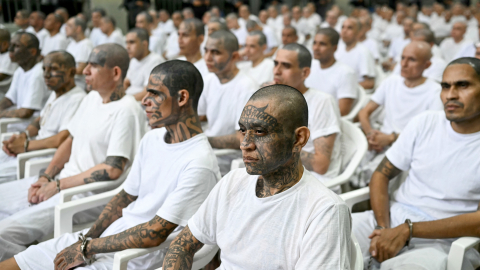 Presos con supuestos vínculos a pandillas en El Salvador, 23 de abril de 2026.
