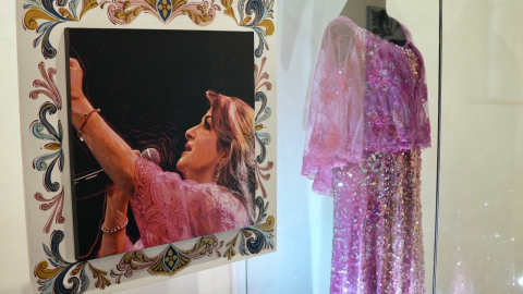 Un vestido de la artista Paulina Tamayo, que se expone en una muestra en el Complejo Patrimonial Todosantos, el 20 de octubre de 2026.