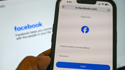 Una fotografía ilustrativa, tomada el 3 de septiembre, muestra a una persona sosteniendo un teléfono en la página de inicio de sesión de Facebook en Singapur.