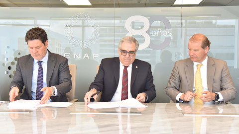 Presidente del Directorio de Empresa Nacional de Petróleo de Chile (ENAP), Cristian Muga; CEO de Pluspetrol, Claudio de Diego; y el gerente general de Enap,