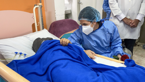Atención a un paciente con cáncer en un hospital público en Ecuador, foto de archivo del 1 de julio de 2021.