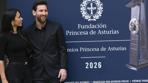 El delantero argentino Lionel Messi, galardonado con el Princesa de los Deportes, es recibido este jueves 22 de octubre en Oviedo. Junto a él, su esposa, Antonella Roccuzzo.