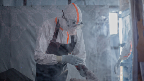 Imagen de referencia de un médico atendiendo a un paciente con la enfermedad por el virus del Ébola, 13 de julio de 2026.