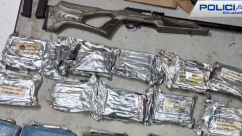 Captura de video de las minas y armas halladas en un búnker localizado en una casa de Guayaquil, el 22 de octubre de 2026.