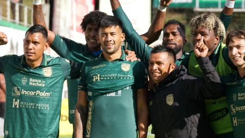 Jugadores de Orense celebran el gol en el partido contra Mushuc Runa, por el compromiso de la Fecha 3 del hexagonal del descenso de la LigaPro, el 19 de octubre de 2026.