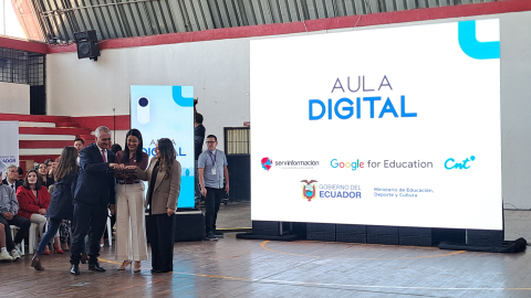 La ministra de Educación, Deporte y Cultura, Gilda Alcívar, el gerente general de la Corporación Nacional de Telecomunicaciones, Ronald Spina, y la representante de Google for Education en Ecuador, Andrea Ibáñez, en el evento de lanzamiento de Aula Digital, el 22 de octubre de 2026 en Quito.