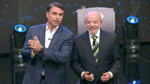 El presidente de Brasil y candidato presidencial, Luiz Inácio Lula da Silva, sonríe mientras el candidato presidencial de derecha, Flavio Bolsonaro, habla durante un debate, 18 de octubre de 2026.