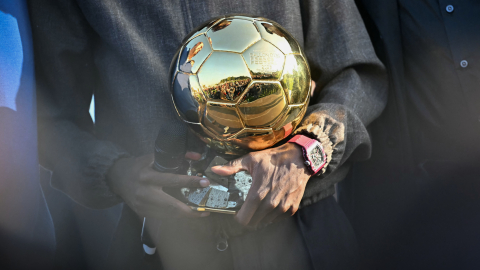 El delantero francés del PSG y ganador del Balón de Oro 2025, Ousmane Dembélé, sostiene el trofeo durante una ceremonia de presentación en el estadio Bodmer de Évreux.