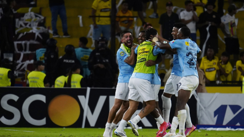 Los jugadores de Universidad Católica celebran un gol ante Barcelona SC en la Fecha 3 del hexagonal final, el domingo 18 de octubre de 2026.