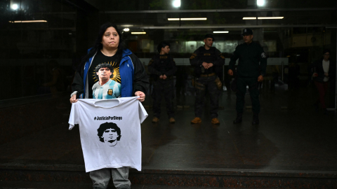 Una aficionada de Diego Armando Maradona con una camiseta del astro argentino afuera del tribunal este 21 de octubre de 2026.