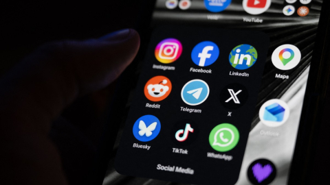 Logotipos de Instagram, Facebook, LinkedIn, Reddit, Telegram, X, Bluesky, TikTok y WhatsApp aparecen en la pantalla de un teléfono inteligente en Saint-Mandé, al este de París, el 29 de abril de 2026.