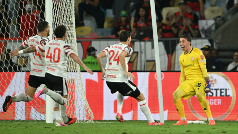Fernando Muslera celebra con sus compañeros el pase a la final de la Copa Libertadores este jueves 22 de octubre ante Flamengo en Río de Janeiro.