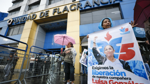 Simpatizantes de la excandidata presidencial Luisa González participan en una manifestación este jueves 22 de octubre, frente a la Unidad de Flagrancia en Quito (Ecuador).