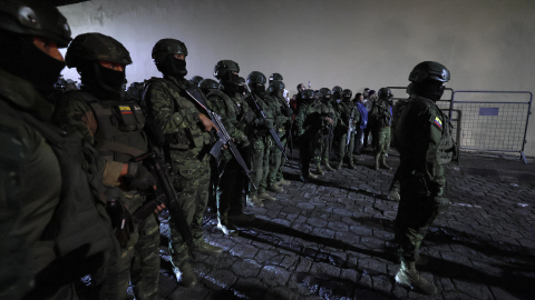 Integrantes de las FF.AA. custodian los exteriores de la cárcel El Inca tras los motines en esta prisión, Quito, el 22 de octubre de 2026.