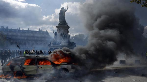 Un carro arde durante una protesta contra el aumento del costo de vida y los recortes en los servicios públicos en París, Francia, el 17 de octubre de 2026.