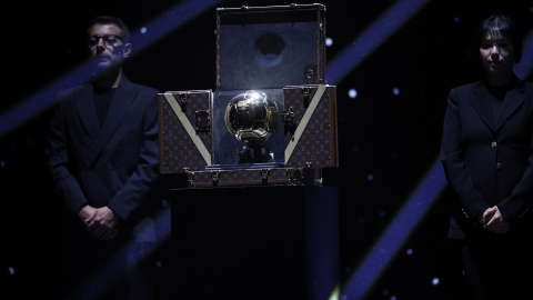 Imagen del Balón de Oro durante la ceremonia en París, el 22 de septiembre de 2025.