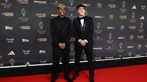 Los futbolistas Lamine Yamal y Pau Cubarsí en la alfombra roja del Balón de Oro, en París, el 22 de septiembre de 2025.