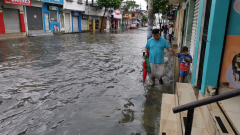 Las lluvias del 19 de octubre de 2026 provocaron inundaciones en Sauces 6, en el norte de Guayaquil, en donde negocios levantan el nivel de muros protección ante efectos de El Niño.