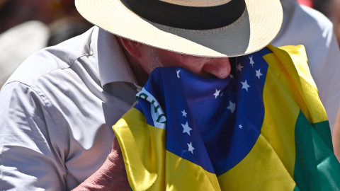 El presidente de Brasil, Luiz Inácio Lula da Silva, besa una bandera durante un acto de campaña el 9 de octubre de 2026, en Brasilia, Brasil.