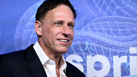 El emprendedor alemán-estadounidense y activista político conservador, Peter Thiel, arriba a la alfombra roja de los premios Axel Springer en Berlín, el 24 de septiembre de 2026.