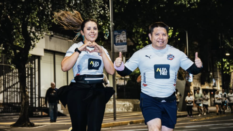 Imagen de referencia de dos personas corriendo en la carrera Liga 10K, 28 de septiembre de 2026.