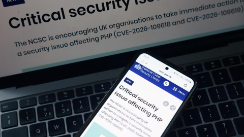 Una notificación de alerta del gobierno de Reino Unido sobre una vulnerabilidad grave de ciberseguridad en el lenguaje de programación PHP, ocupado por cerca del 70% de las páginas web del mundo, el 22 de octubre de 2026.