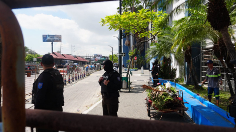 Exteriores del Cuartel Modelo de Guayaquil este 23 de octubre, donde permanece detenida Luisa González.