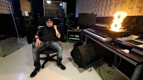 Adrián Correa Valencia, conocido como Adrián Za, productor musical ecuatoriano radicado en España.