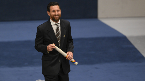 El futbolista argentino Lionel Messi recibe su diploma durante la ceremonia de los Premios Princesa de Asturias 2026, en el Teatro Campoamor de Oviedo, el viernes 23 de octubre.