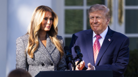 La primera dama de Estados Unidos, Melania, y su esposo, Donald Trump, en un acto en la Casa Blanca, Washington, DC, el 19 de octubre de 2026.