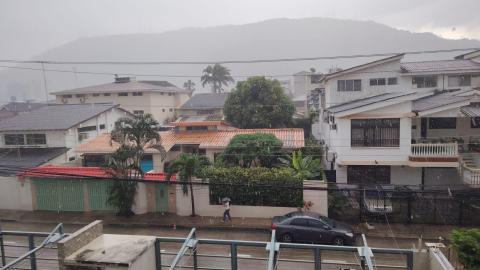 Una fuerte lluvia en Guayaquil, en el sector de Los Ceibos, el 23 de octubre de 2026.