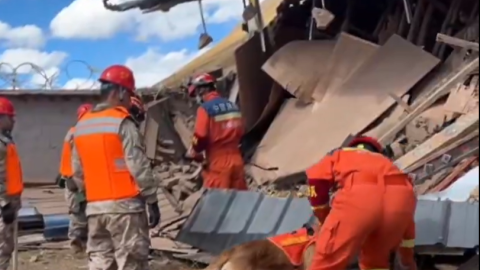 Personal de rescate realiza trabajos de búsqueda de sobrevivientes tras el terremoto en Tíbet, China.