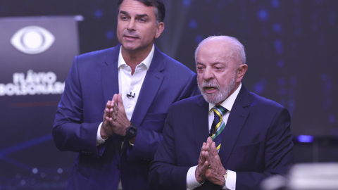 El presidente de Brasil y candidato a la reelección, Luiz Inácio Lula da Silva (d), y el opositor Flávio Bolsonaro, durante el primer debate de cara a la segunda vuelta de las elecciones presidenciales, 18 de octubre de 2026.
