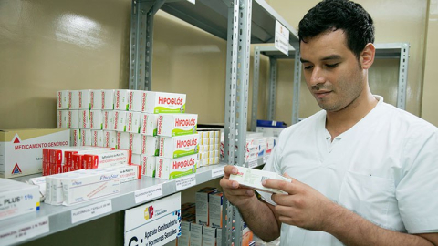 Fotografía referencial de un trabajador que revisa medicamentos en una farmacia del Ministerio de Salud Pública, en diciembre de 2025.