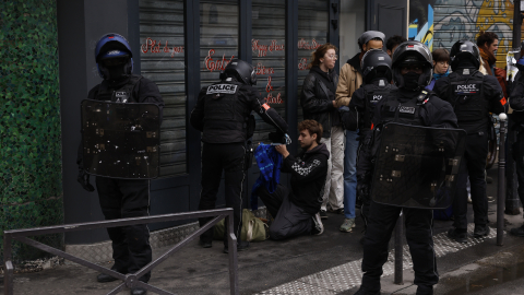 Agentes antidisturbios de la Policía francesa realizan controles cerca de la plaza de la Bastilla, en París, durante la jornada de protestas del 24 de octubre de 2026.