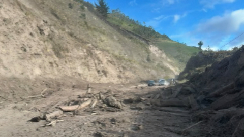 Material desprendido de una ladera obstruye la vía Cahuají-Cotaló-Baños, este 24 de octubre de 2026.