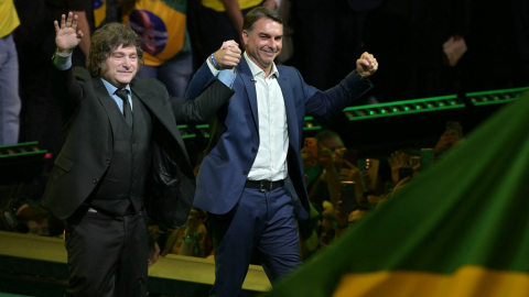 El presidente argentino Javier Milei junto al candidato presidencial de Brasil, Flávio Bolsonaro, en un evento político en Sao Paulo, el 25 de julio de 2026.