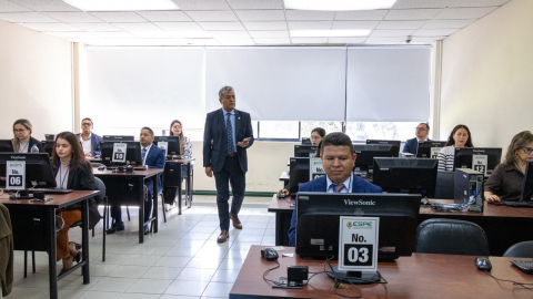En el inicio de la evaluación para jueces temporales realizada la Universidad de las Fuerzas Armadas ESPE este 24 de octubre de 2026, un notario dio fe pública de la transparencia del procedimiento.