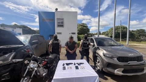 La policía capturó a dos presuntos miembros del grupo criminal Los Fatales, acusados del secuestro de dos policías en servicio activo en Tosagua, Manabí.
