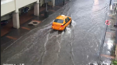 Una fuerte lluvia registrada la tarde del 24 de octubre de 2026 dejó calles anegadas, principalmente en sectores del norte de Guayaquil.