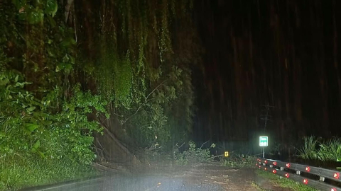 El suelo saturado por las lluvias de El Niño provocaron nuevo colapso en la vía Alóag-Santo Domingo, este 24 de octubre de 2026, activando el cierre preventivo de la vía en los peajes.
